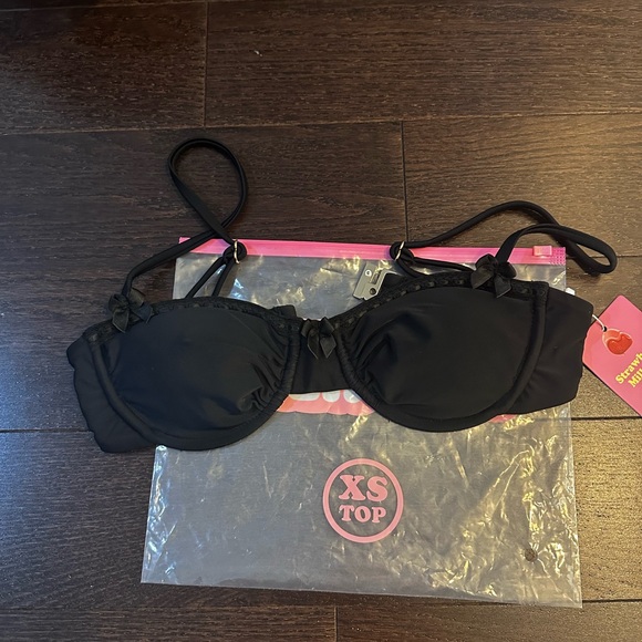 Elegant Black Ruffled Bikini Top - Picture 2 of 5